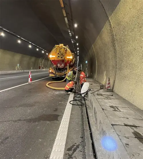 磴口隧道排水渠清淤